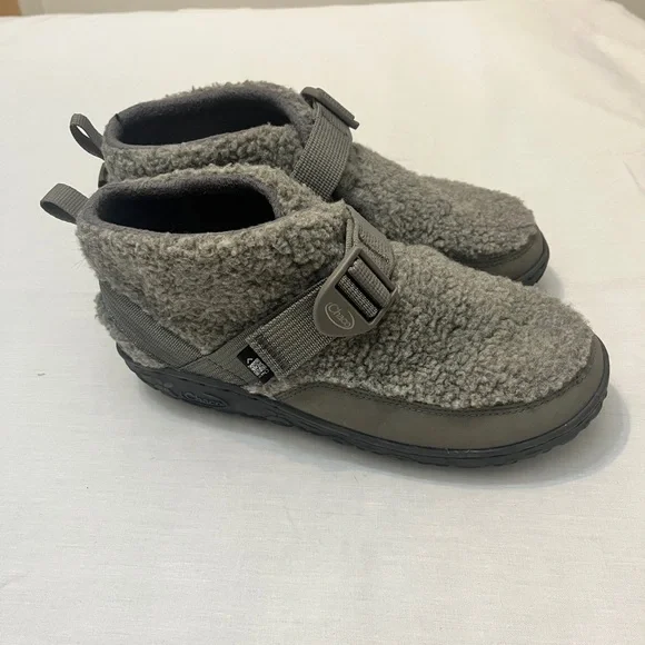 Chaco Fuzzy Gray Kids Slippers Size 6 Youth and Womens Size 8 Gray Fleece - Picture 4 of 4